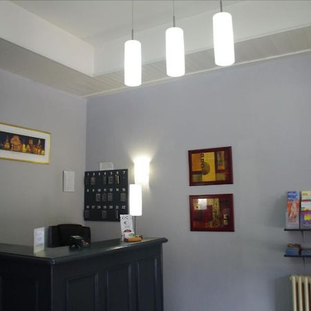 Le Royalty Hotel Angers Bagian luar foto