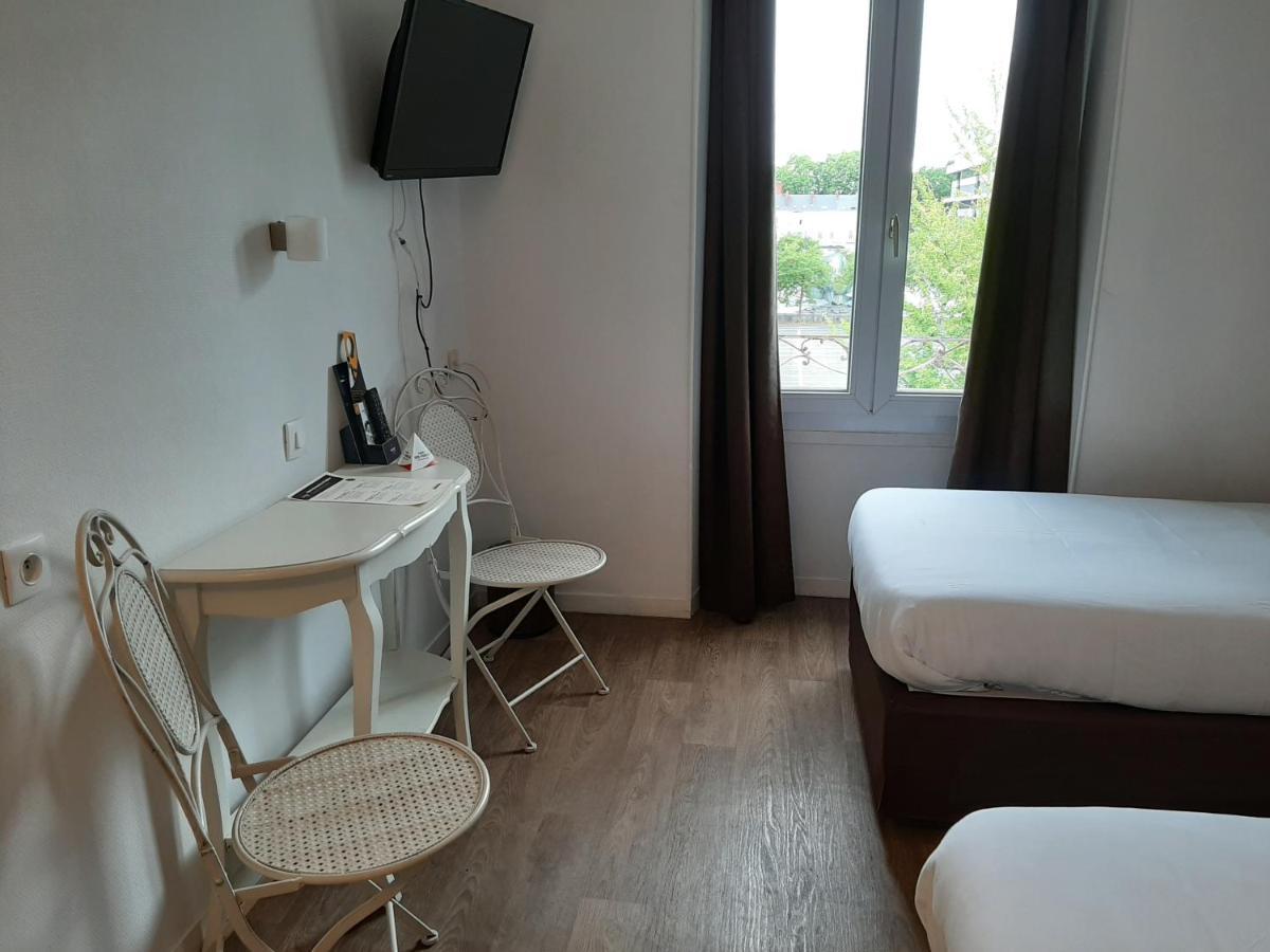 Le Royalty Hotel Angers Bagian luar foto