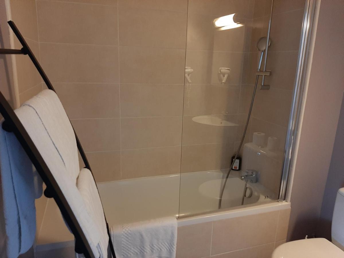 Le Royalty Hotel Angers Bagian luar foto