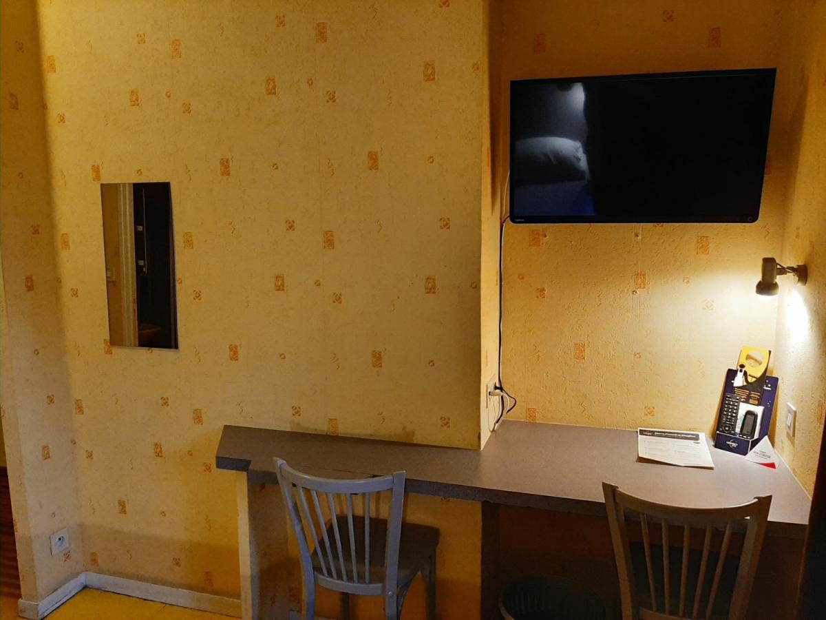 Le Royalty Hotel Angers Bagian luar foto