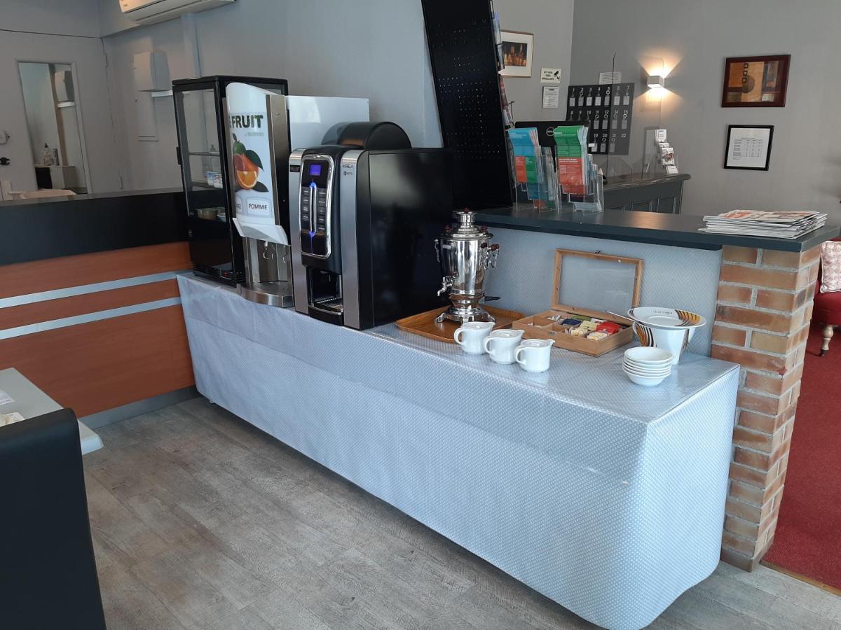 Le Royalty Hotel Angers Bagian luar foto