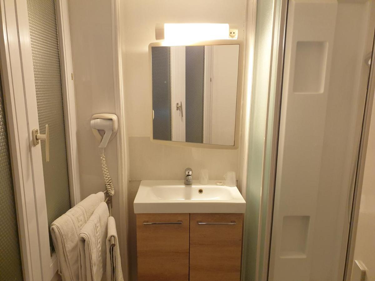 Le Royalty Hotel Angers Bagian luar foto