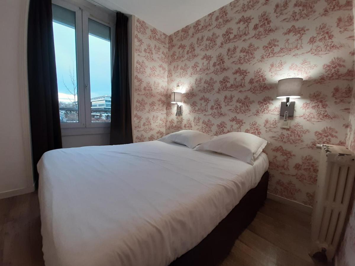 Le Royalty Hotel Angers Bagian luar foto