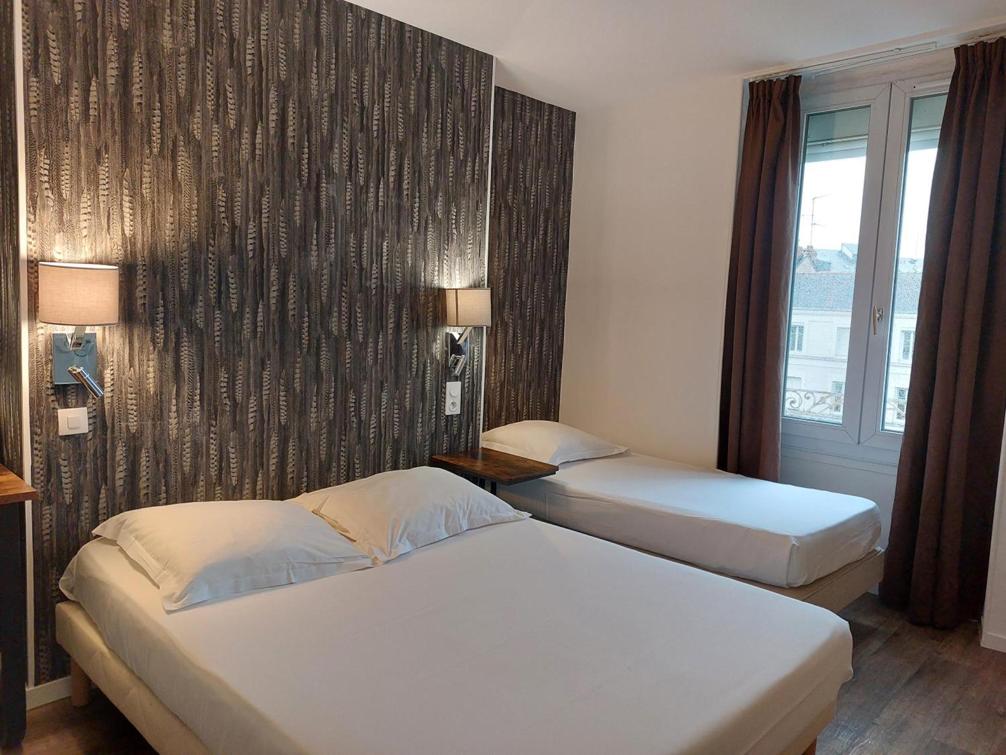Le Royalty Hotel Angers Bagian luar foto