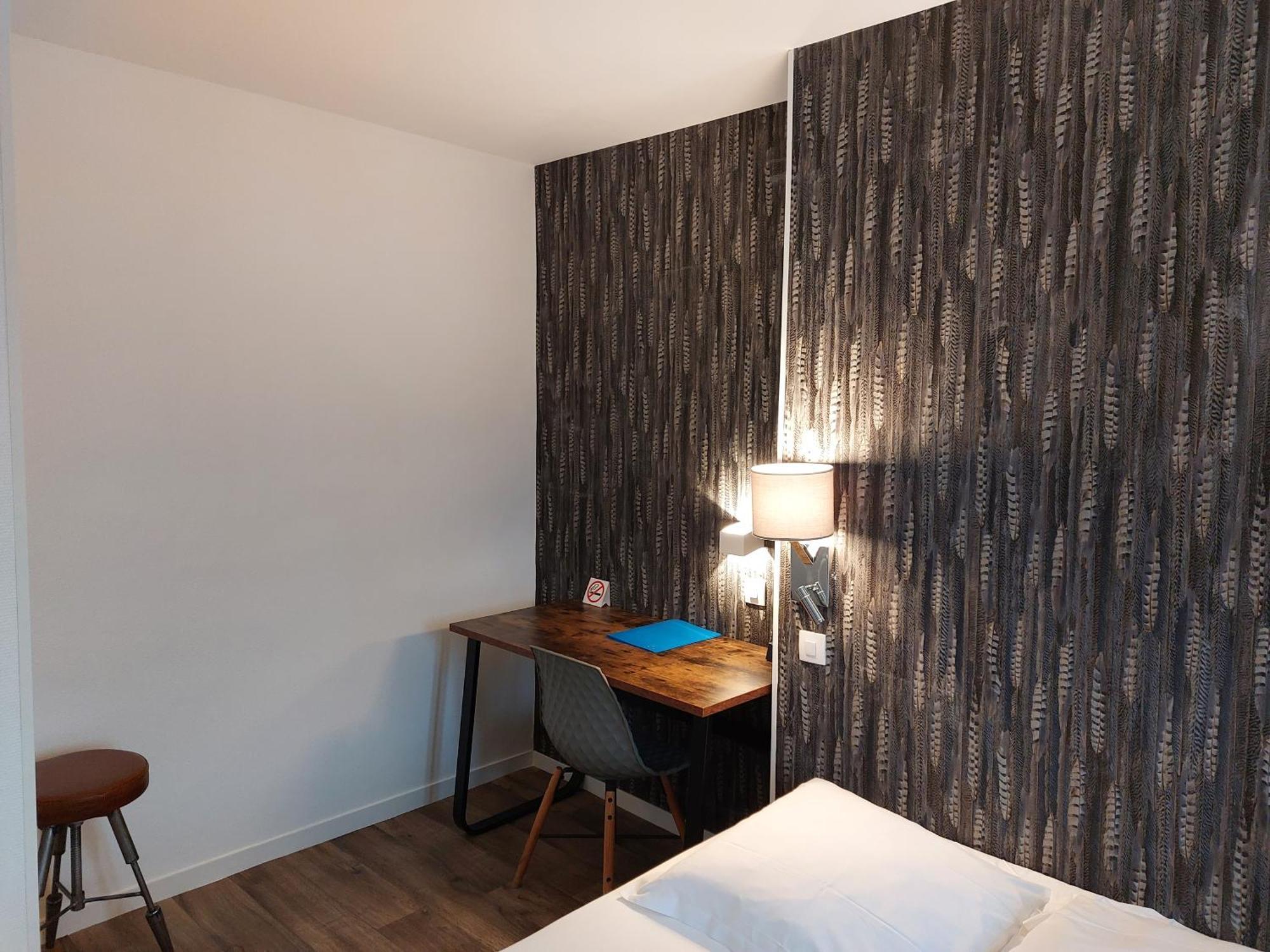 Le Royalty Hotel Angers Bagian luar foto