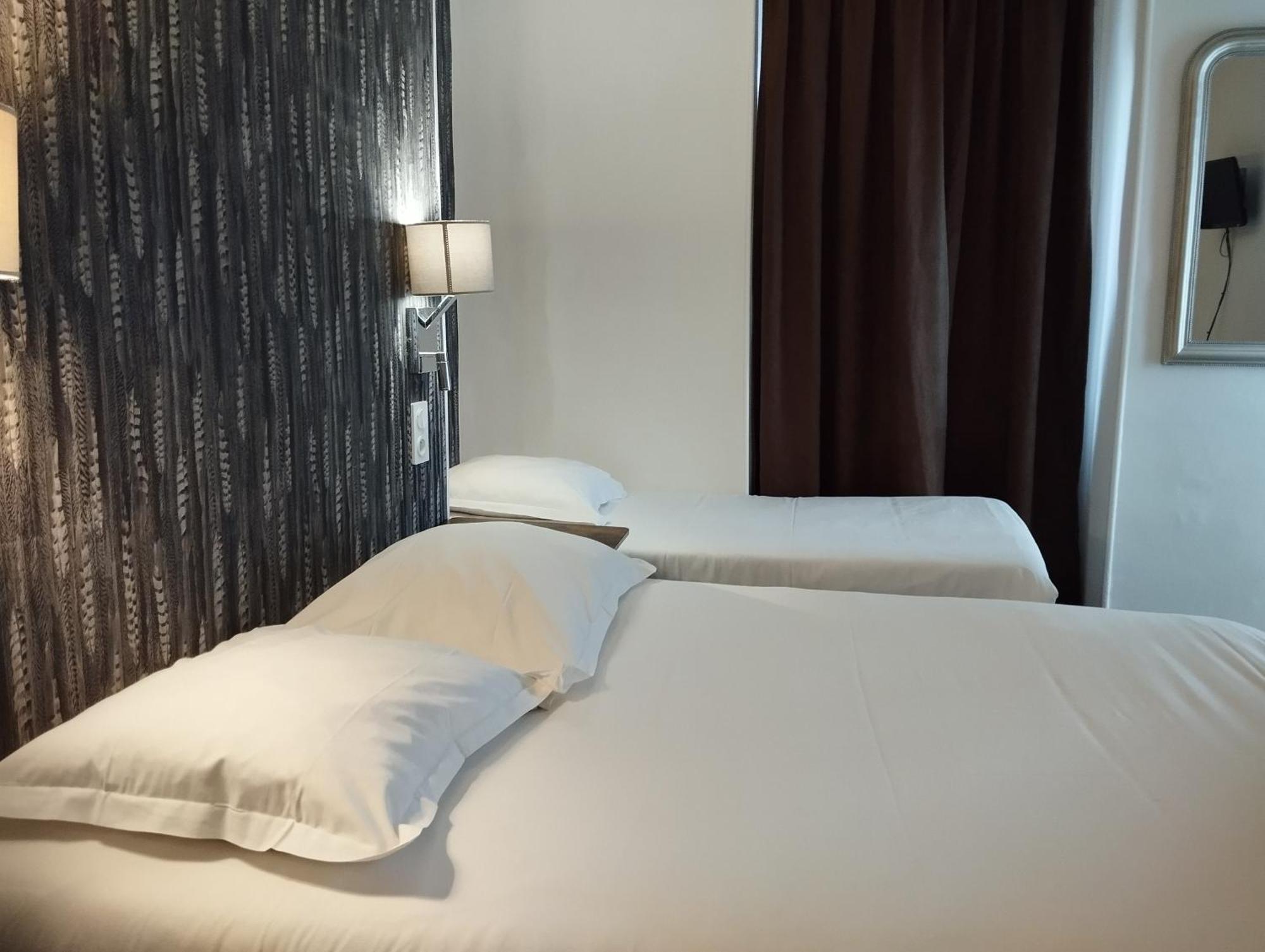 Le Royalty Hotel Angers Bagian luar foto