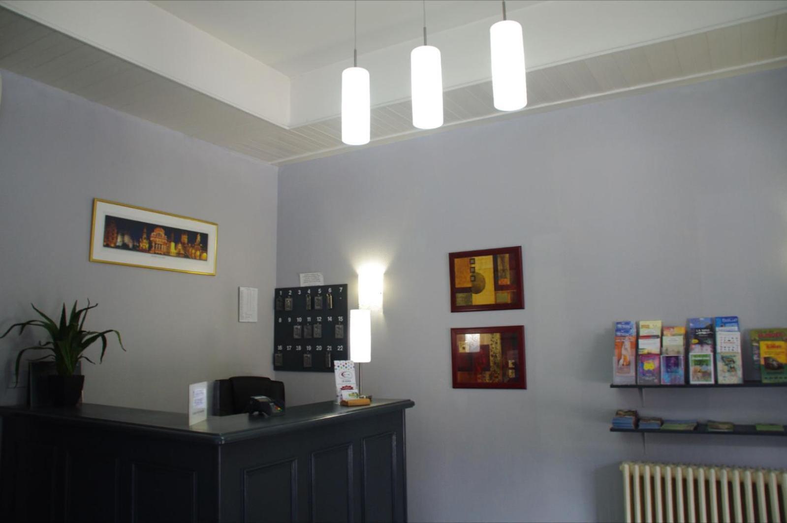 Le Royalty Hotel Angers Bagian luar foto