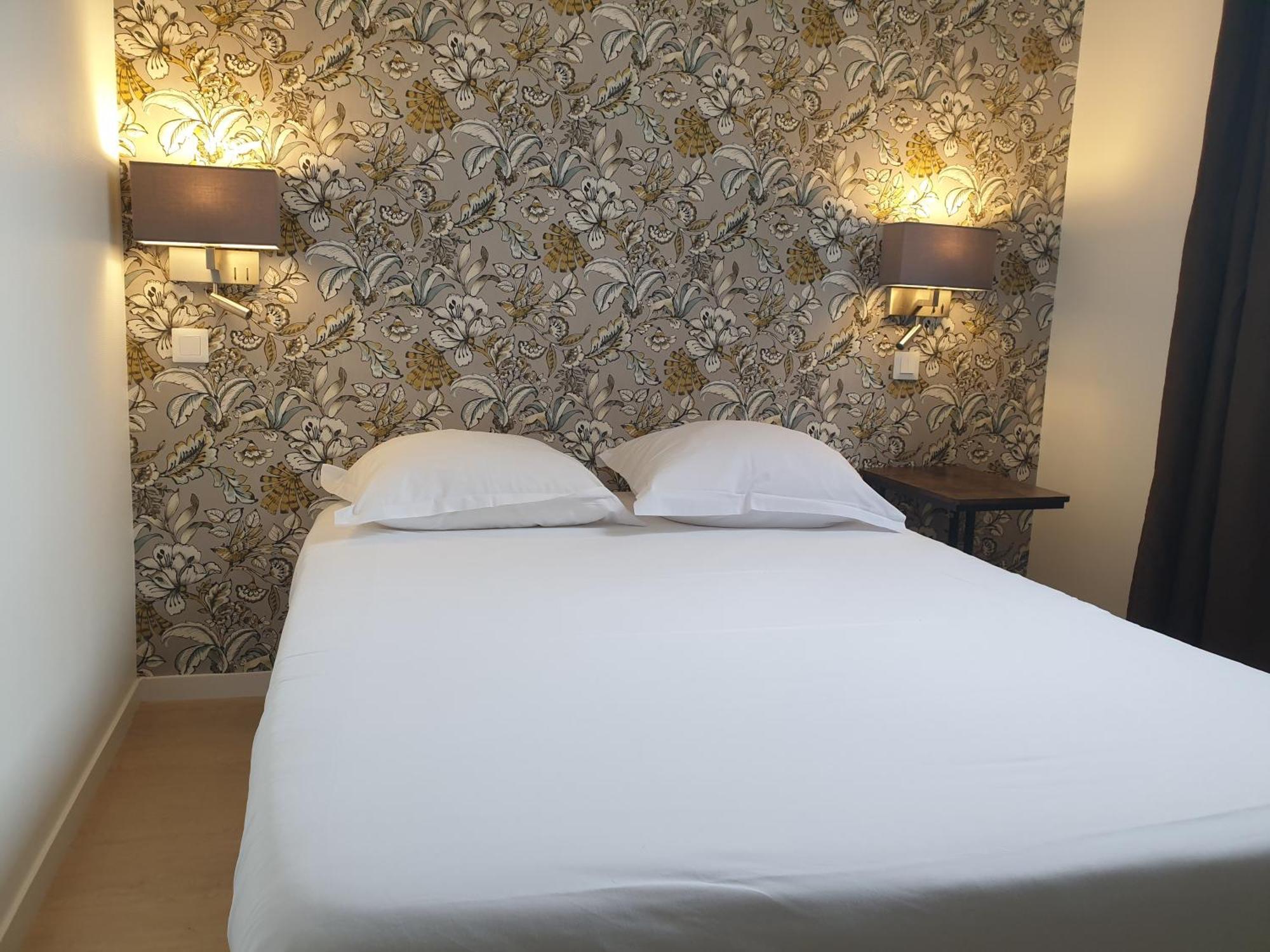 Le Royalty Hotel Angers Bagian luar foto