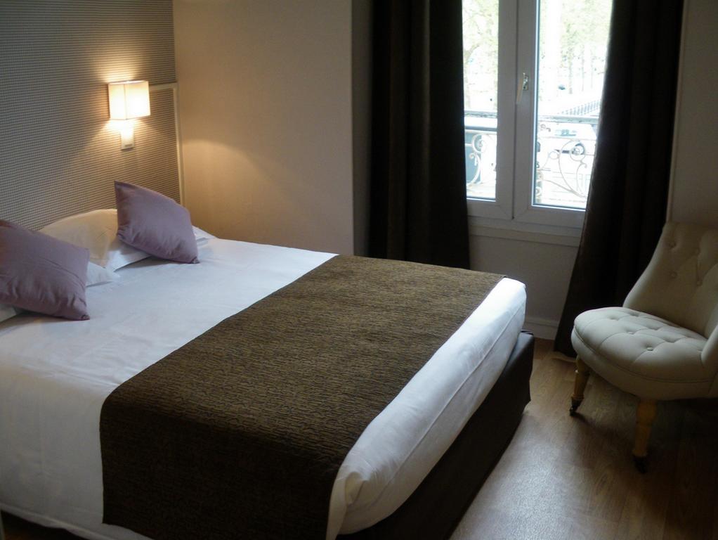 Le Royalty Hotel Angers Bagian luar foto